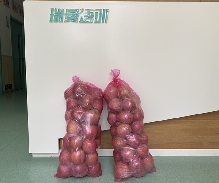 皓皓妈妈为瑞曼爱心捐赠两袋苹果