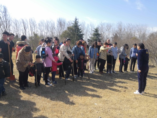 瑞曼语训携手公交二公司植树