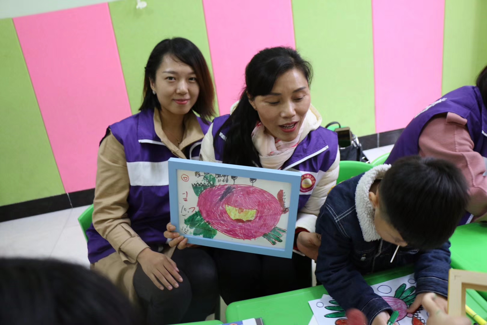 阿斯利康制药有限公司的志愿者们与孩子们互动