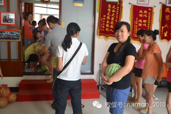 福兴儿童公益基金会联合孝行中原义工联盟为瑞曼送西瓜啦