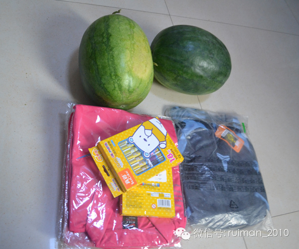 郑大体院卢斌为瑞曼送来衣服等爱心物资