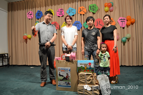 爱心人士为孩子们送来六一礼物