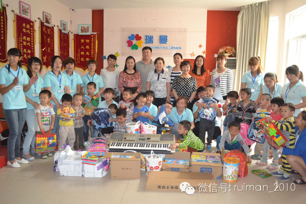 残联领导为孩子们赠送礼物