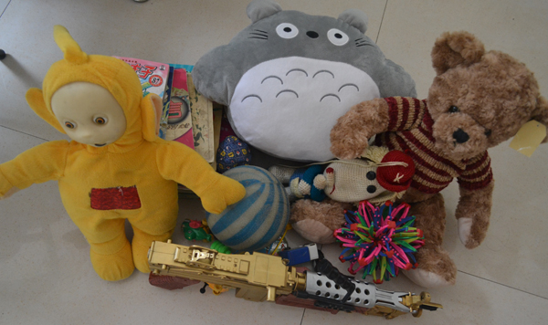 啄木鸟志愿者为孩子们送来了心爱的玩具