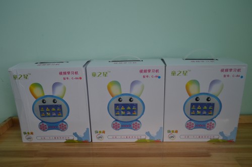 东风路小学志愿者为瑞曼送来故事机