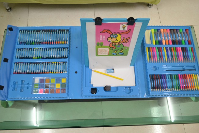 啄木鸟教育为小朋友送来了画笔
