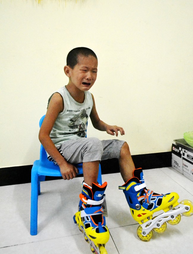 爱心人士为小聂政捐轮滑鞋