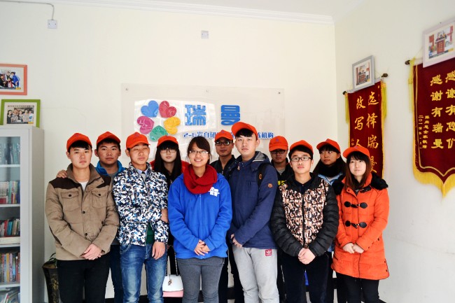 河南工业大学电器工程学院志愿者来瑞曼看望星儿