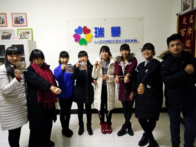 南阳爱心家长为瑞曼老师带来了新年礼物