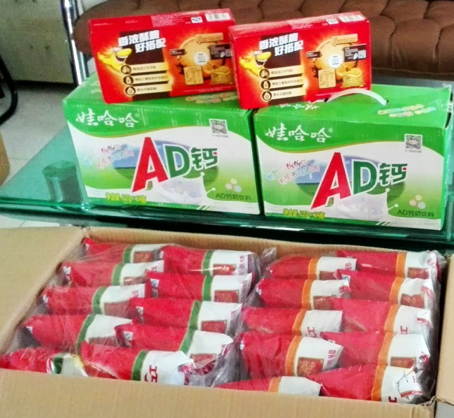 郑州大学体育学院志愿者为小星星捐赠