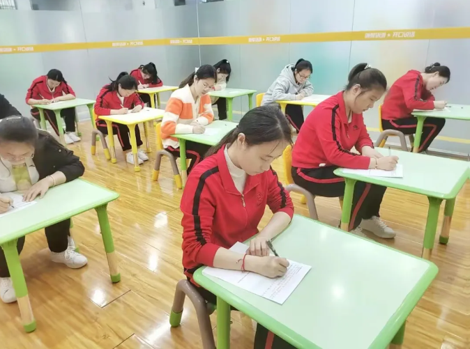 4月28日，瑞曼全体教师进行了2023年第一次教师晋级考核！