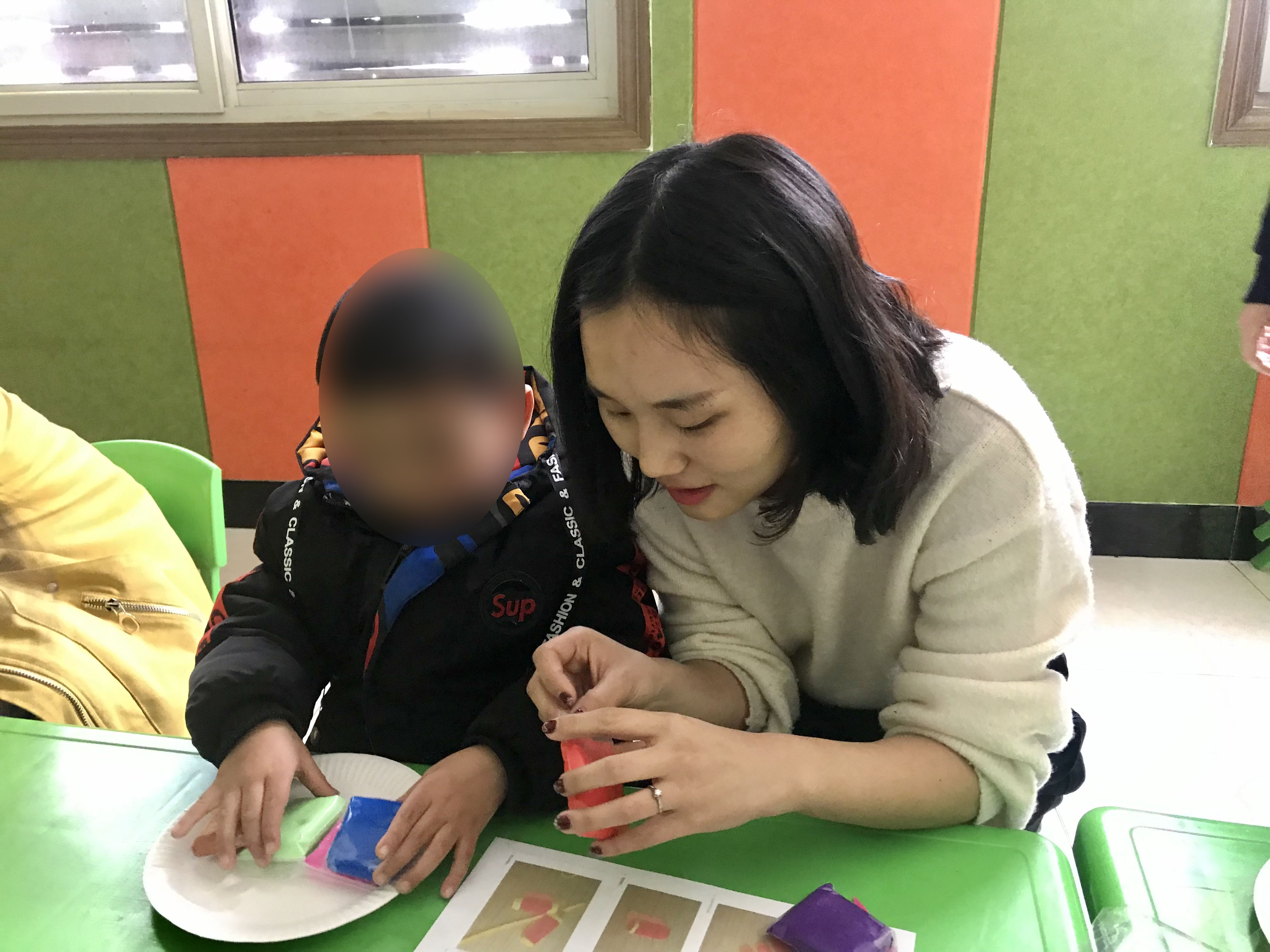 啄木鸟教育志愿者服务队前来瑞曼与孩子做手工